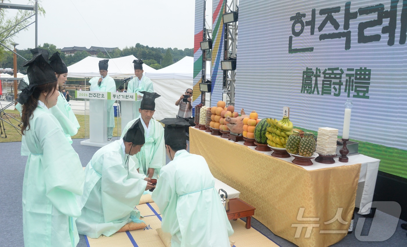 (전주=뉴스1) 유경석 기자 = 19일 전북 전주시 덕진공원에서 열린 2026 전주단오 풍년기원제에 참석한 시민들이 한 해 농사의 풍년을 기원하고 있다. 2026.6.19/뉴스1