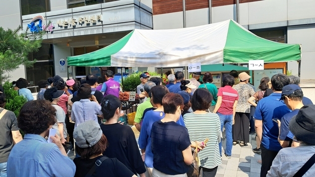 괴산 칠성면 주민자치위, 자매결연지 감자 직거래 '짭짤한 소득'