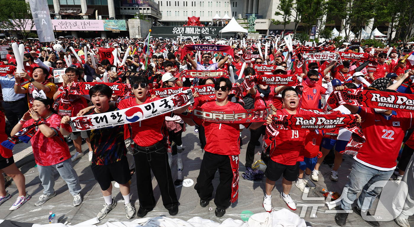 (서울=뉴스1) 김민지 기자 = 축구국가대표팀 공식 서포터즈 붉은악마를 비롯한 시민들이 19일 오전 서울 종로구 광화문광장에서 2026 북중미월드컵 A조 조별리그 2차전 대한민국과 …