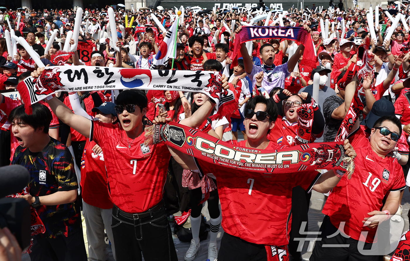 (서울=뉴스1) 김민지 기자 = 축구국가대표팀 공식 서포터즈 붉은악마를 비롯한 시민들이 19일 오전 서울 종로구 광화문광장에서 2026 북중미월드컵 A조 조별리그 2차전 대한민국과 …