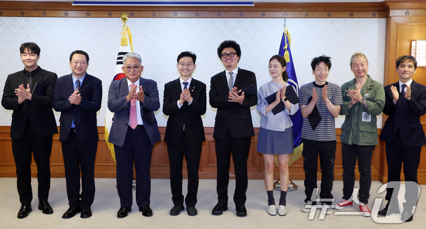 (서울=뉴스1) 김명섭 기자 = 윤창렬 국무조정실장과 개그맨 윤택 등이 19일 오전 서울 종로구 세종대로 정부서울청사에서 열린 생명대사·천명수호처 위촉장 수여식에서 기념촬영을 하고 …