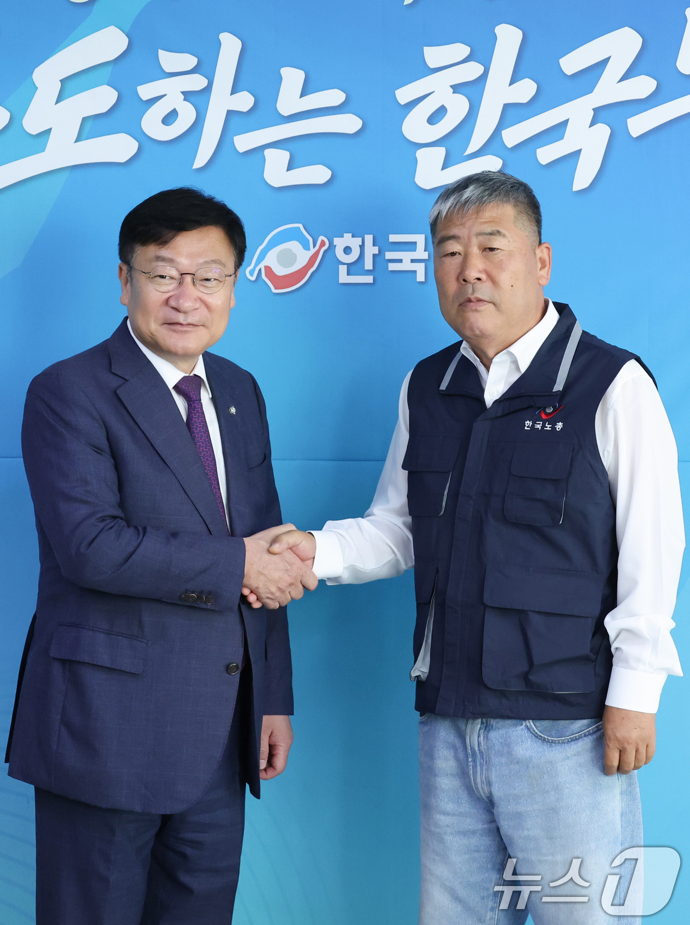 (서울=뉴스1) 신웅수 기자 = 정점식 국민의힘 원내대표가 19일 서울 여의도 한국노총에서 열린 간담회에서 김동명 위원장과 악수하고 있다. 2026.6.19/뉴스1