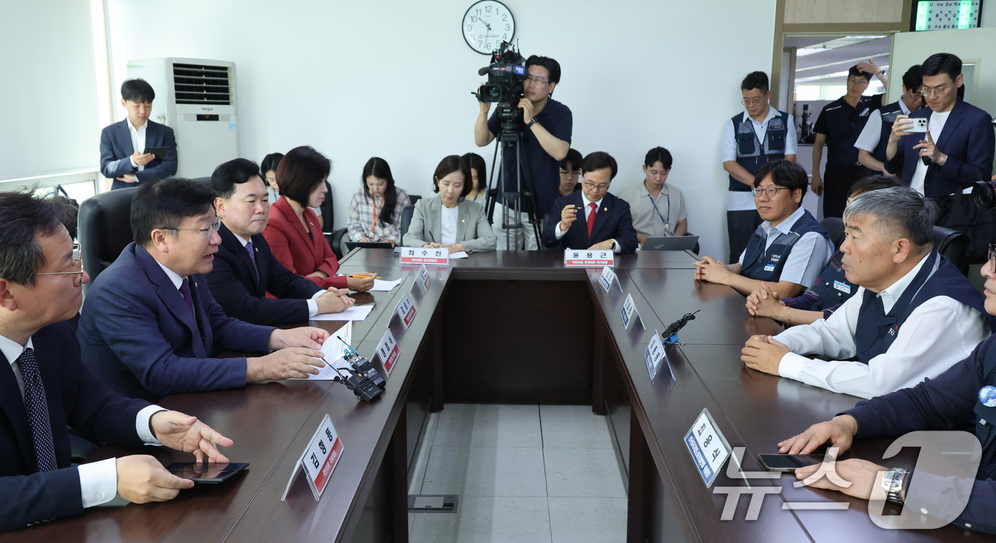 (서울=뉴스1) 신웅수 기자 = 정점식 국민의힘 원내대표가 19일 서울 여의도 한국노총에서 열린 간담회에서 인사말을 하고 있다. 2026.6.19/뉴스1