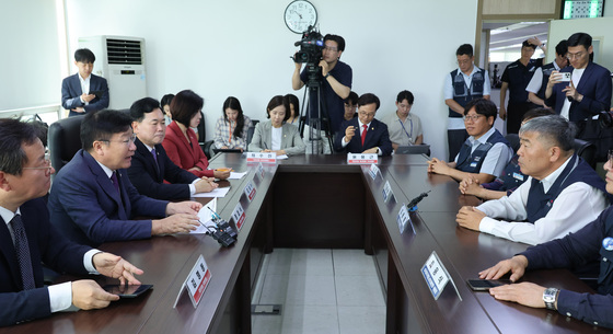 김동명 위원장 향해 발언하는 정점식 원내대표