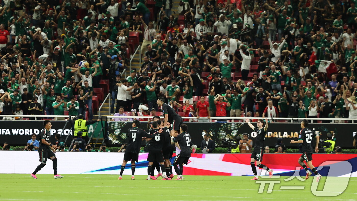 본문 이미지 - 멕시코 축구국가대표팀 루이스 로모가 18일(현지시간) 멕시코 과달라하라 스타디움에서 열린 2026 북중미 월드컵 A조 조별리그 2차전 대한민국과 멕시코의 경기에서 선제골을 넣은 후 선수들과 기뻐하고 있다. 2026.6.19 ⓒ 뉴스1 박지혜 기자