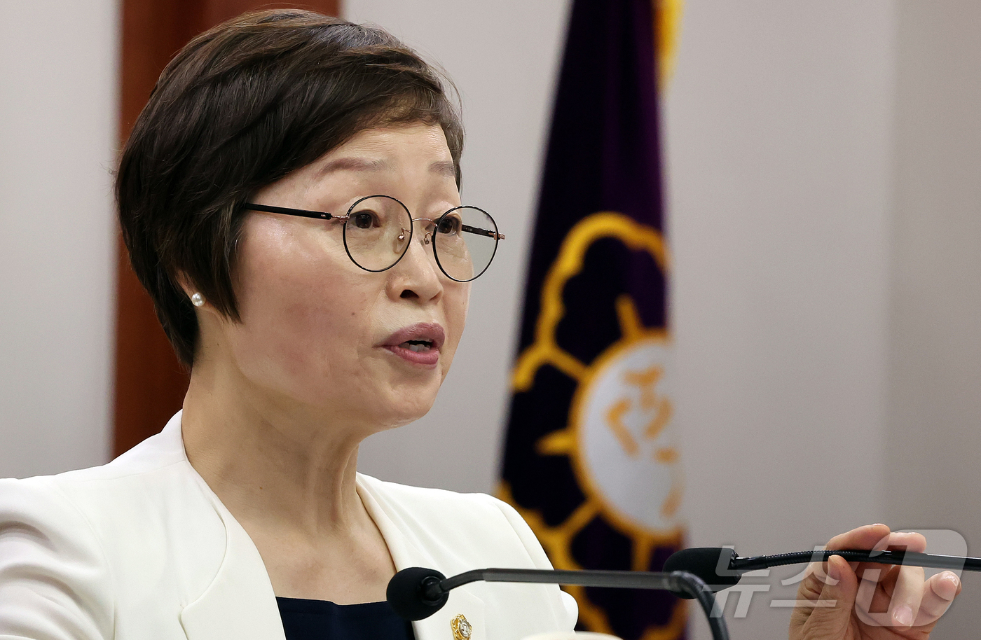 (과천=뉴스1) 김진환 기자 = 조현욱 중앙선거관리위원회 진상규명위원회 위원장이 19일 오전 경기 과천 중앙선관위원회에서 6·3 지방선거에서 벌어진 '투표용지 부족 사태' 조사 결 …