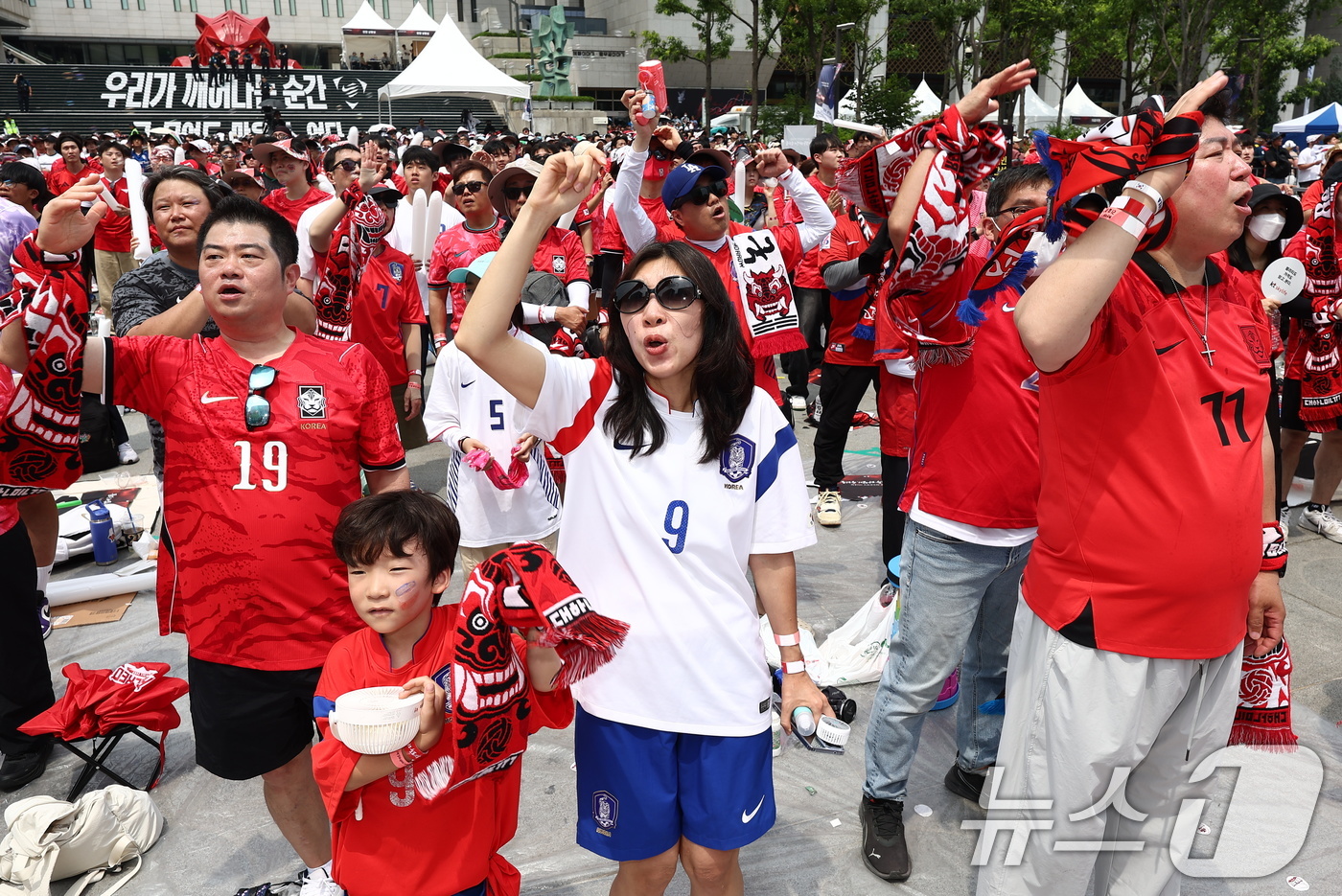 (서울=뉴스1) 김민지 기자 = 축구국가대표팀 공식 서포터즈 붉은악마를 비롯한 시민들이 19일 오전 서울 종로구 광화문광장에서 2026 북중미월드컵 A조 조별리그 2차전 대한민국과 …
