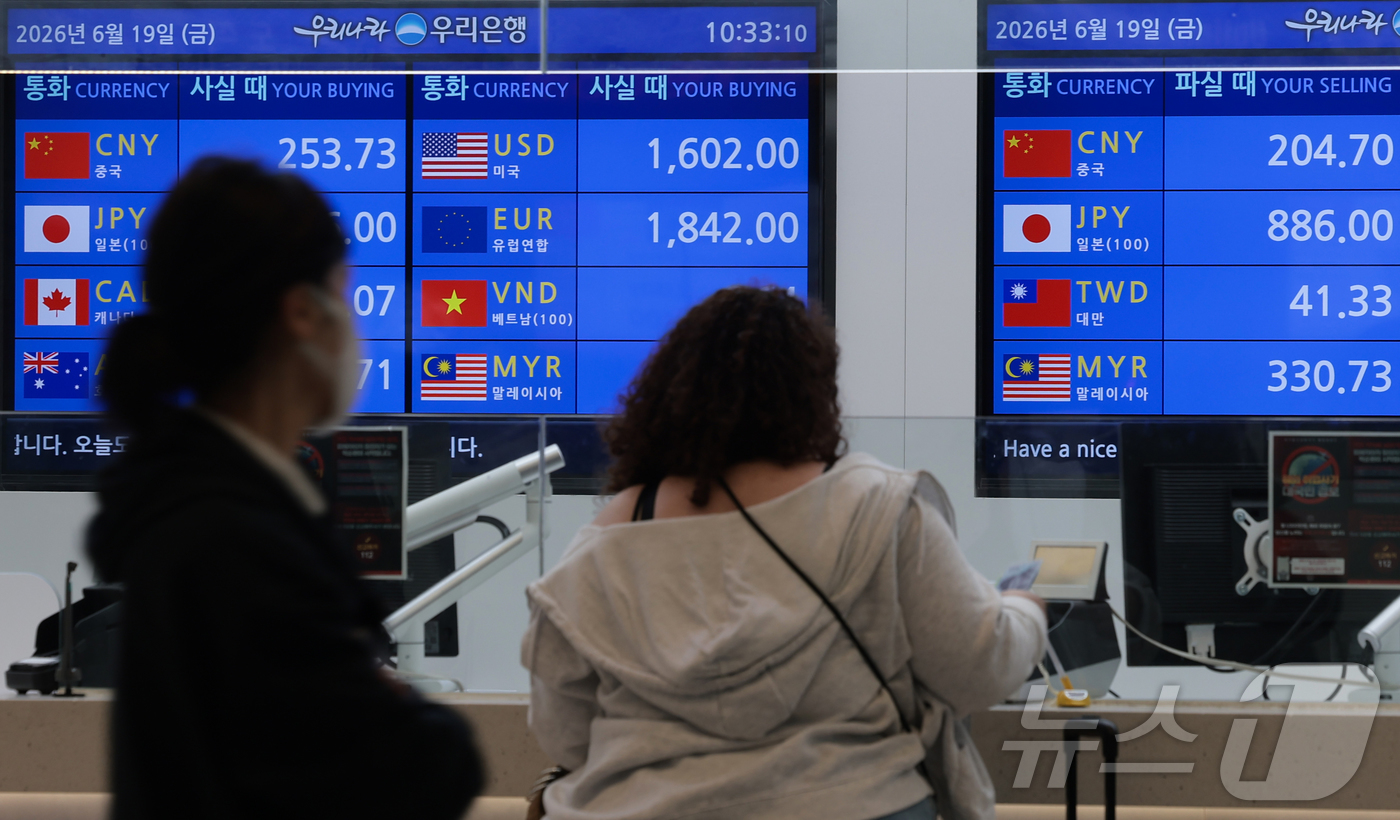 (인천공항=뉴스1) 권현진 기자 = 원·달러 환율이 1,530원대의 고환율이 지속된 19일 인천국제공항 제2여객터미널 환전소 전광판에 환율 시세가 표시돼 있다. 2026.6.19/ …