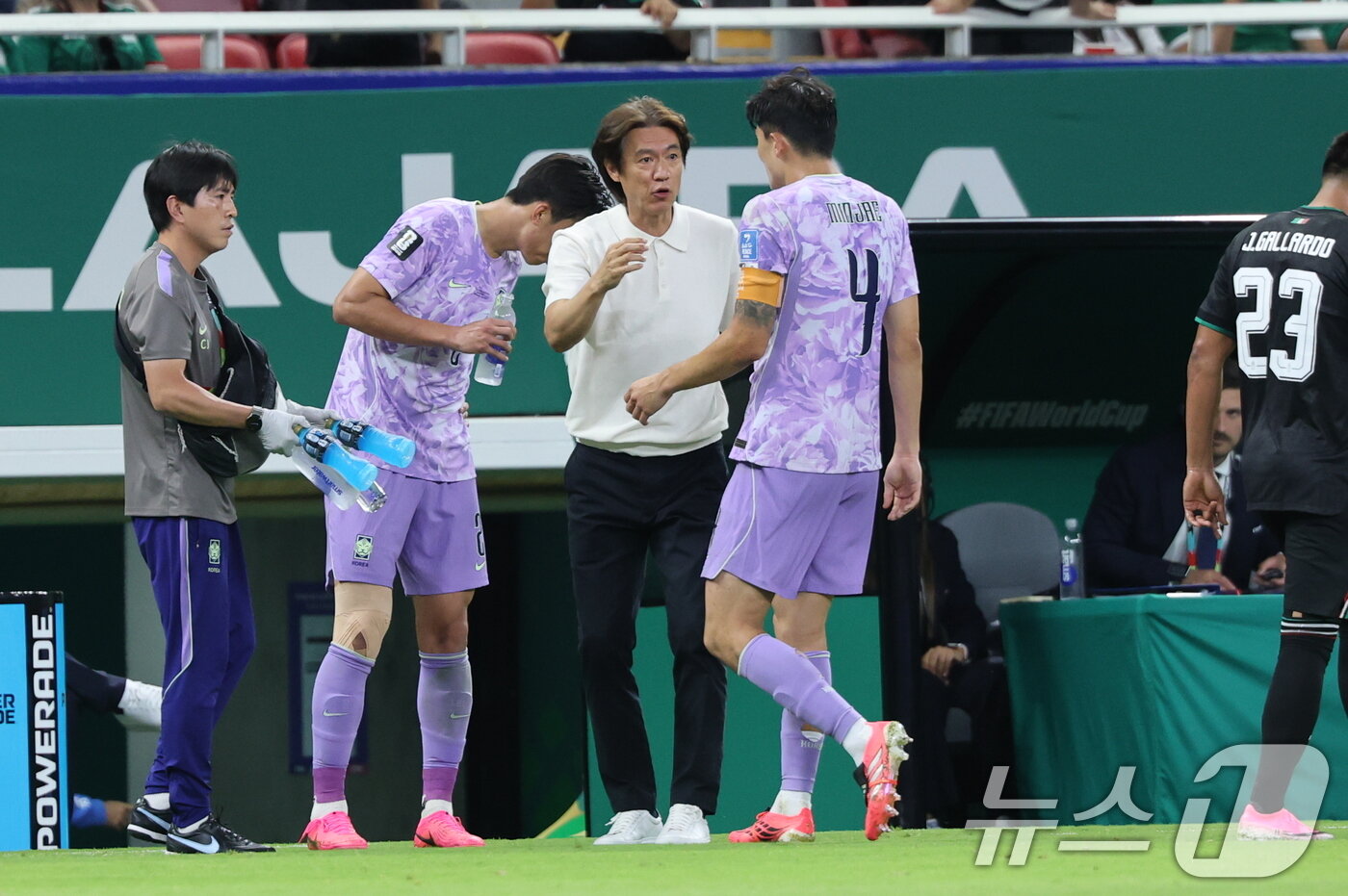 본문 이미지 - 대한민국 축구국가대표팀 홍명보 감독이 18일(현지시간) 멕시코 과달라하라 스타디움에서 열린 2026 북중미 월드컵 A조 조별리그 2차전 대한민국과 멕시코의 경기에서 손흥민을 오현규로 교체하고 있다. 2026.6.19 ⓒ 뉴스1 박지혜 기자