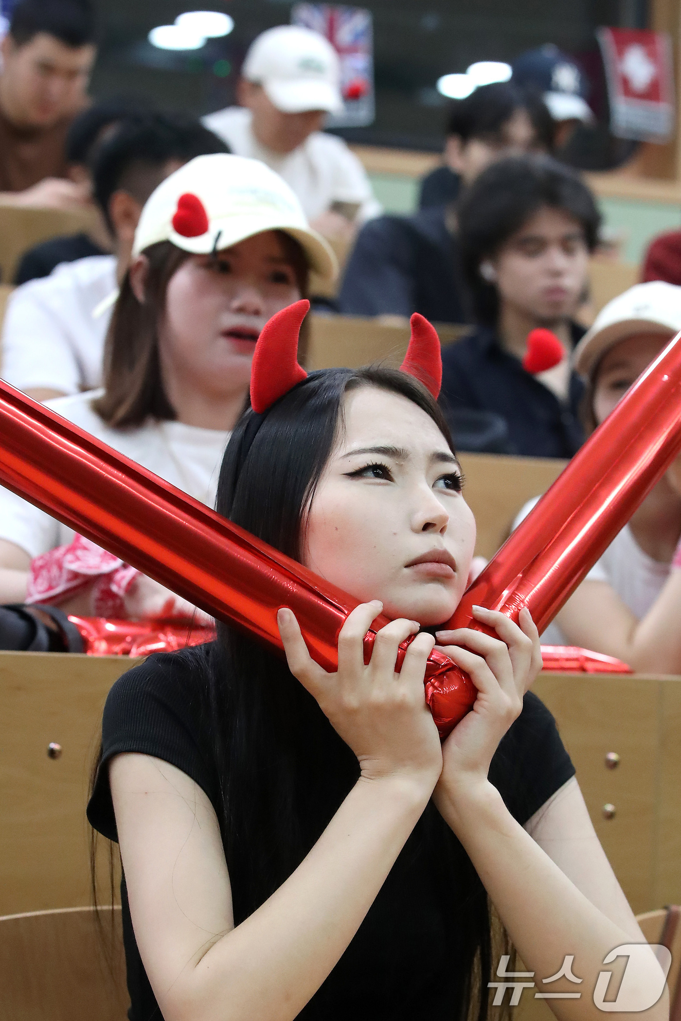 (대구=뉴스1) 공정식 기자 = '2026 FIFA 북중미 월드컵' 대한민국과 멕시코의 경기가 열린 19일 오전 대구 남구 영남이공대에서 외국인 유학생들이 중계방송을 지켜보며 애타 …