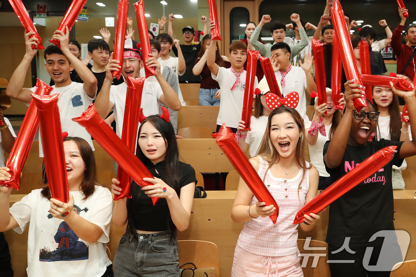 (대구=뉴스1) 공정식 기자 = '2026 FIFA 북중미 월드컵' 대한민국과 멕시코의 경기가 열린 19일 오전 대구 남구 영남이공대에서 외국인 유학생들이 중계방송을 지켜보며 응원 …