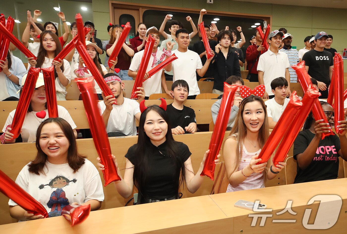 본문 이미지 - '2026 FIFA 북중미 월드컵' 대한민국과 멕시코의 경기가 열린 19일 오전 대구 남구 영남이공대에서 외국인 유학생들이 중계방송을 지켜보며 응원전을 펼치고 있다. 2026.6.19 ⓒ 뉴스1 공정식 기자