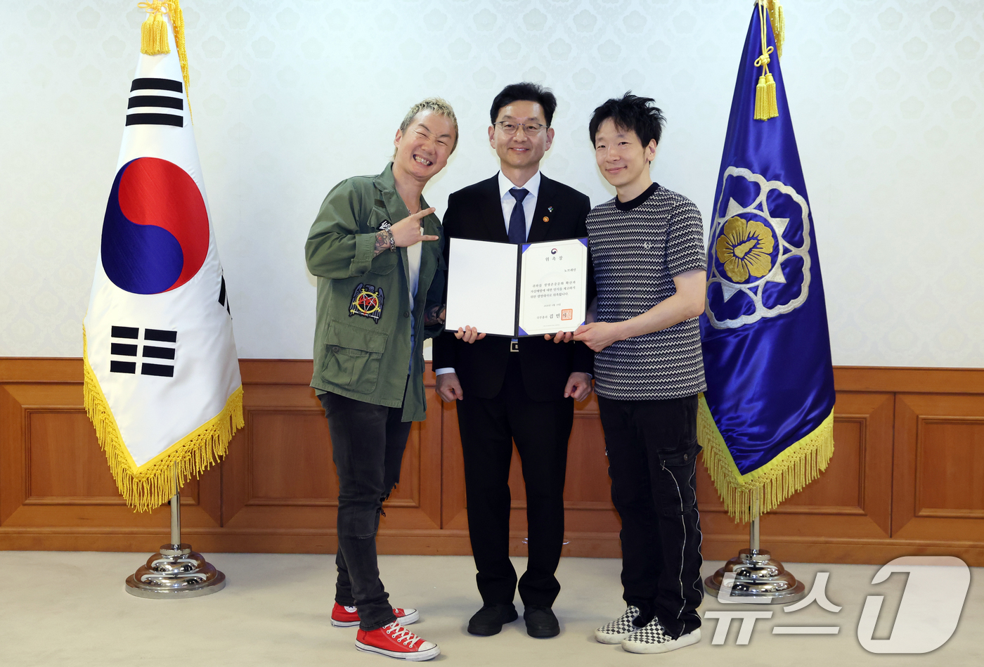 (서울=뉴스1) 김명섭 기자 = 윤창렬 국무조정실장이 19일 오전 서울 종로구 세종대로 정부서울청사에서 열린 생명대사·천명수호처 위촉장 수여식에서 가수 노브레인에게 생명대사 위촉장 …