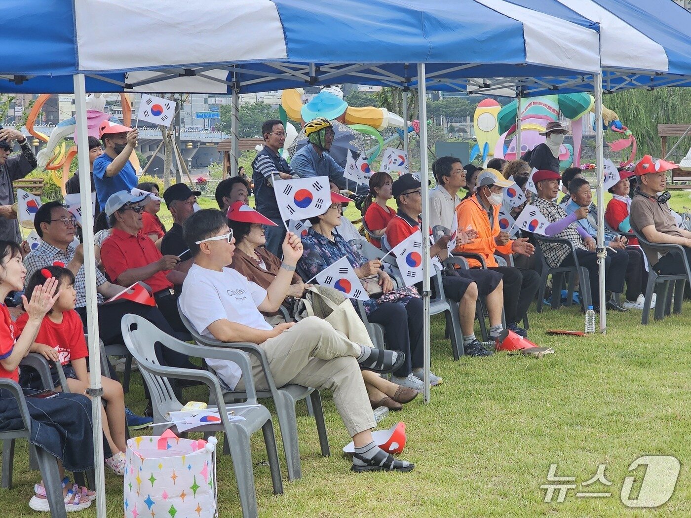 본문 이미지 -  19일 오전 경남 진주시 진주대첩 역사공원에서 응원전이 펼쳐지고 있다.2026.6.19/뉴스1 한송학 기자