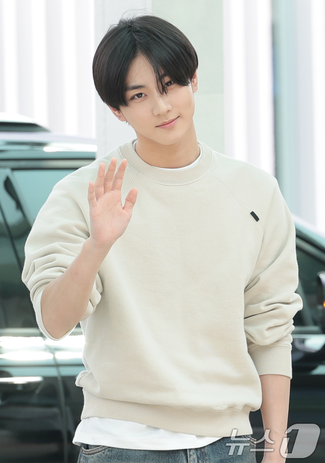 (인천공항=뉴스1) 권현진 기자 = 그룹 엔하이픈 정원이 19일 오전 해외 일정 참석을 위해 인천국제공항을 통해 이탈리아 밀라노로 출국하기 전 인사를 하고 있다.  2026.6.1 …