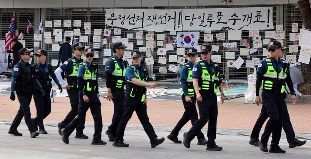 개표소 봉쇄 시위현장 곳곳에 배치된 경찰들