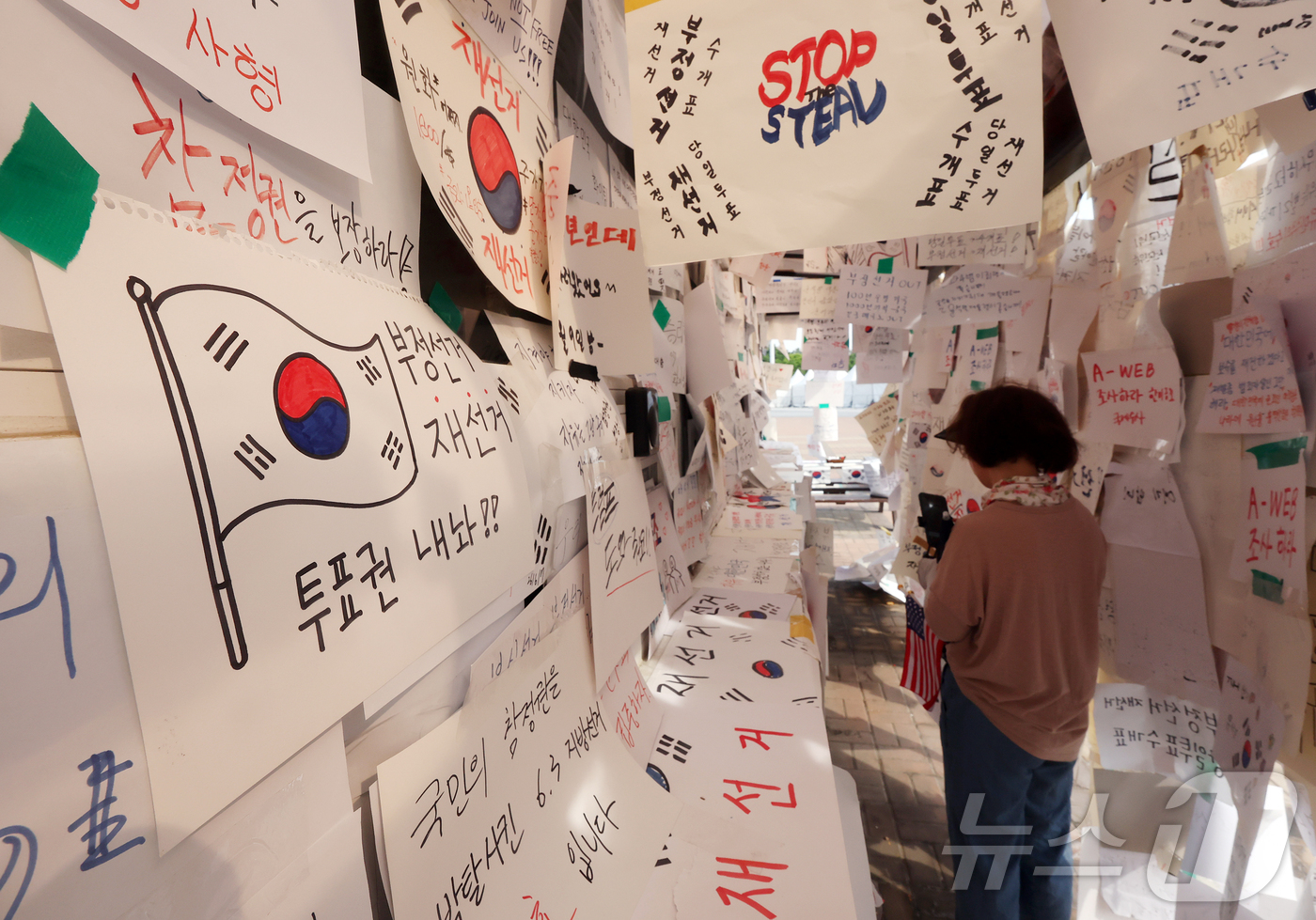 (서울=뉴스1) 김진환 기자 = 제9회 전국동시지방선거 투표용지 부족 사태를 규탄하는 개표소 봉쇄 시위가 계속된 19일 오전 서울 송파구 올림픽공원 핸드볼경기장 티켓 부스에 재선거 …