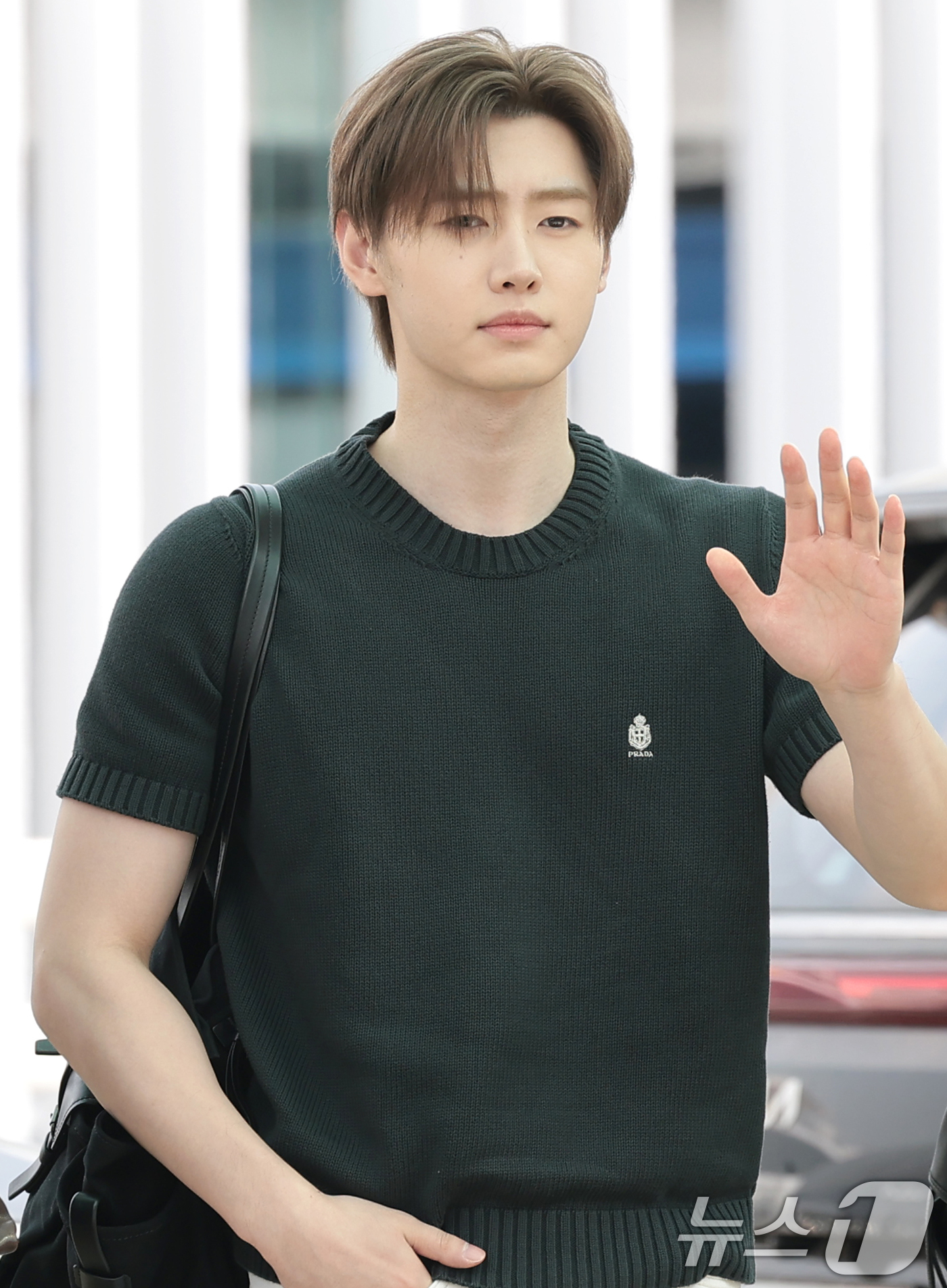 (인천공항=뉴스1) 권현진 기자 = 그룹 엔하이픈 성훈이 19일 오전 해외 일정 참석을 위해 인천국제공항을 통해 이탈리아 밀라노로 출국하기 전 인사를 하고 있다. 2026.6.19 …