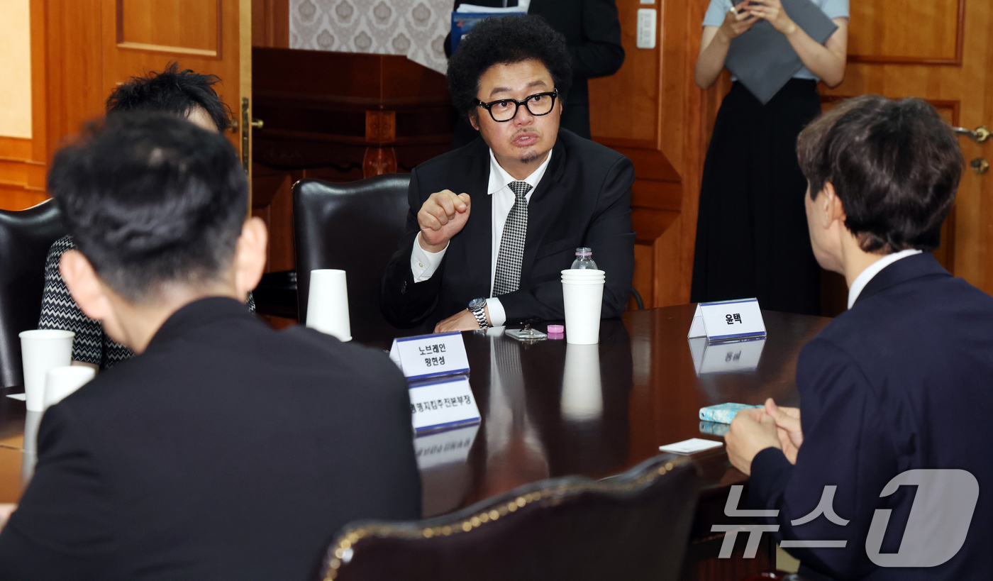 (서울=뉴스1) 김명섭 기자 = 개근맨 윤택이 19일 오전 서울 종로구 세종대로 정부서울청사에서 열린 생명대사·천명수호처 위촉장 수여식에서 윤창렬 국무조정실장과 간담회를 갖고 있다 …