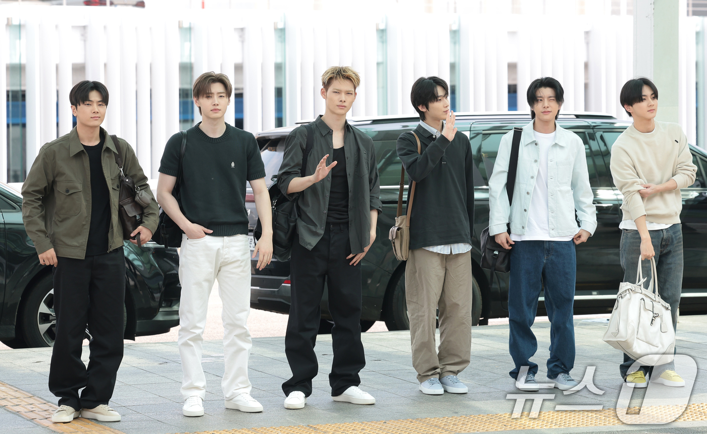 (인천공항=뉴스1) 권현진 기자 = 그룹 엔하이픈 제이(왼쪽부터)와 성훈, 니키, 선우, 제이크, 정원이 19일 오전 해외 일정 참석을 위해 인천국제공항을 통해 이탈리아 밀라노로 …