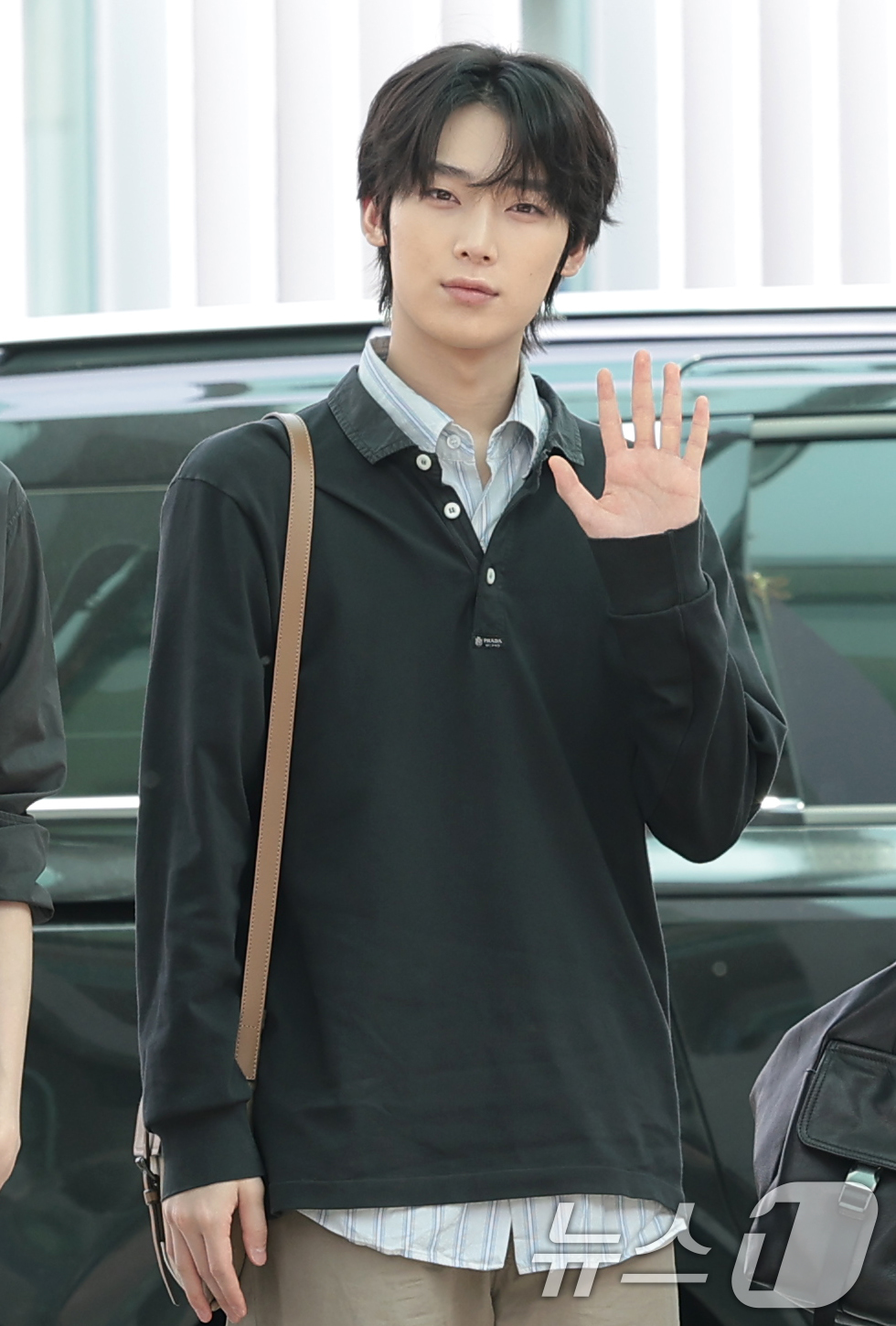 (인천공항=뉴스1) 권현진 기자 = 그룹 엔하이픈 선우가 19일 오전 해외 일정 참석을 위해 인천국제공항을 통해 이탈리아 밀라노로 출국하기 전 인사를 하고 있다.  2026.6.1 …