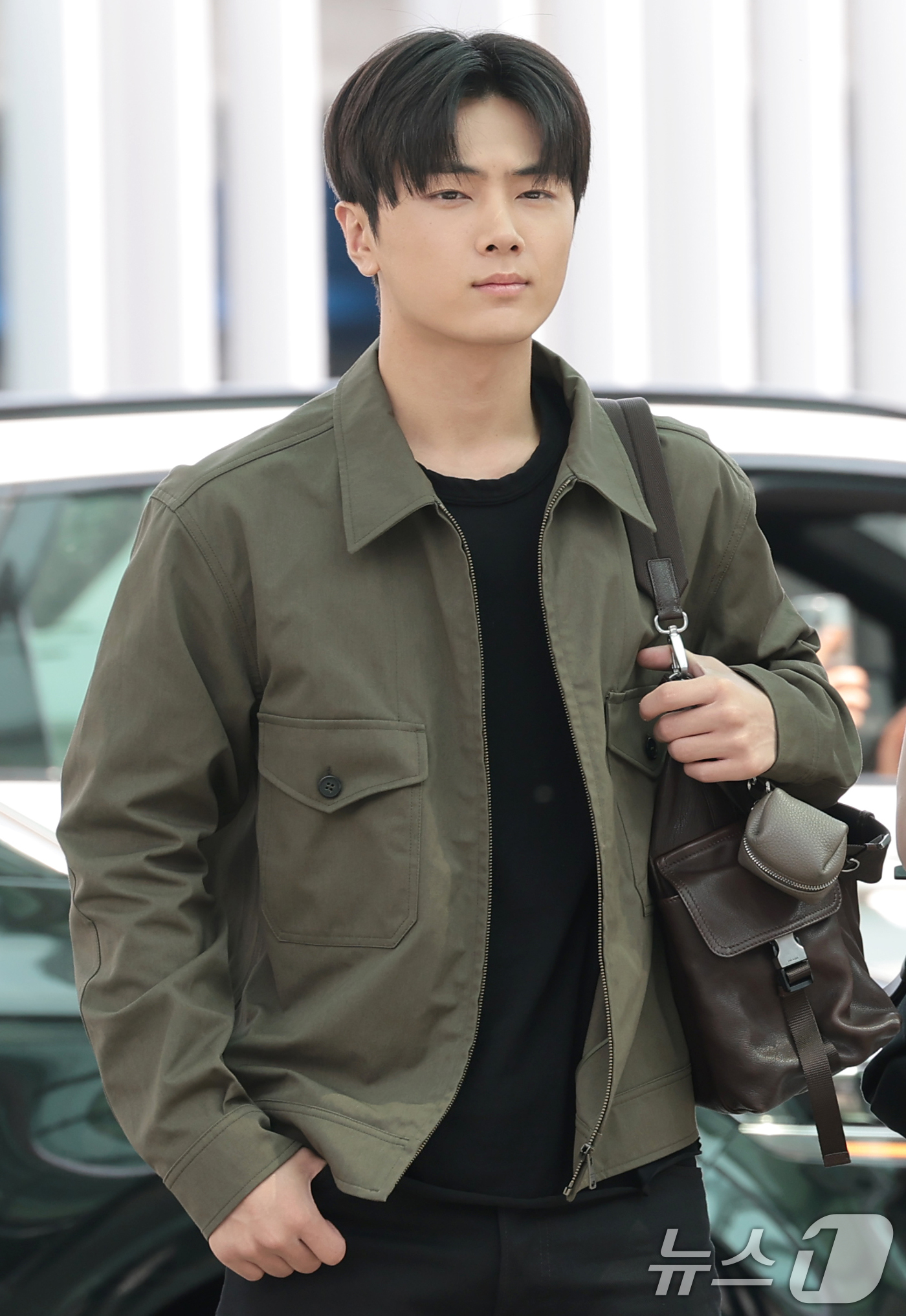 (인천공항=뉴스1) 권현진 기자 = 그룹 엔하이픈 제이가 19일 오전 해외 일정 참석을 위해 인천국제공항을 통해 이탈리아 밀라노로 출국하기 전 인사를 하고 있다. 2026.6.19 …
