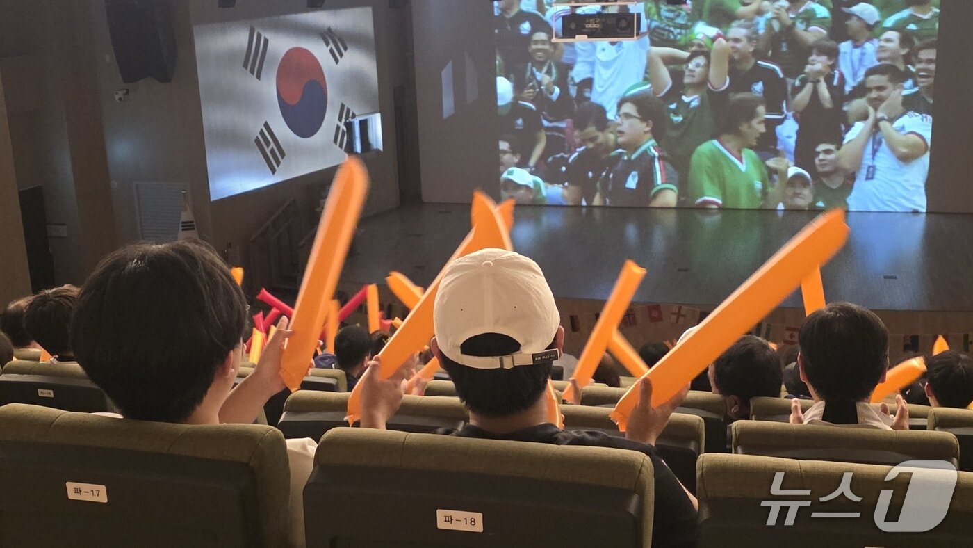 본문 이미지 - 2026 북중미 월드컵 조별리그 대한민국과 멕시코의 경기가 열린 19일, 천안시청소년복합커뮤니티센터에 대공연장에 단체응원전이 펼쳐졌다.2026.6.19. ⓒ 뉴스1 이시우 기자