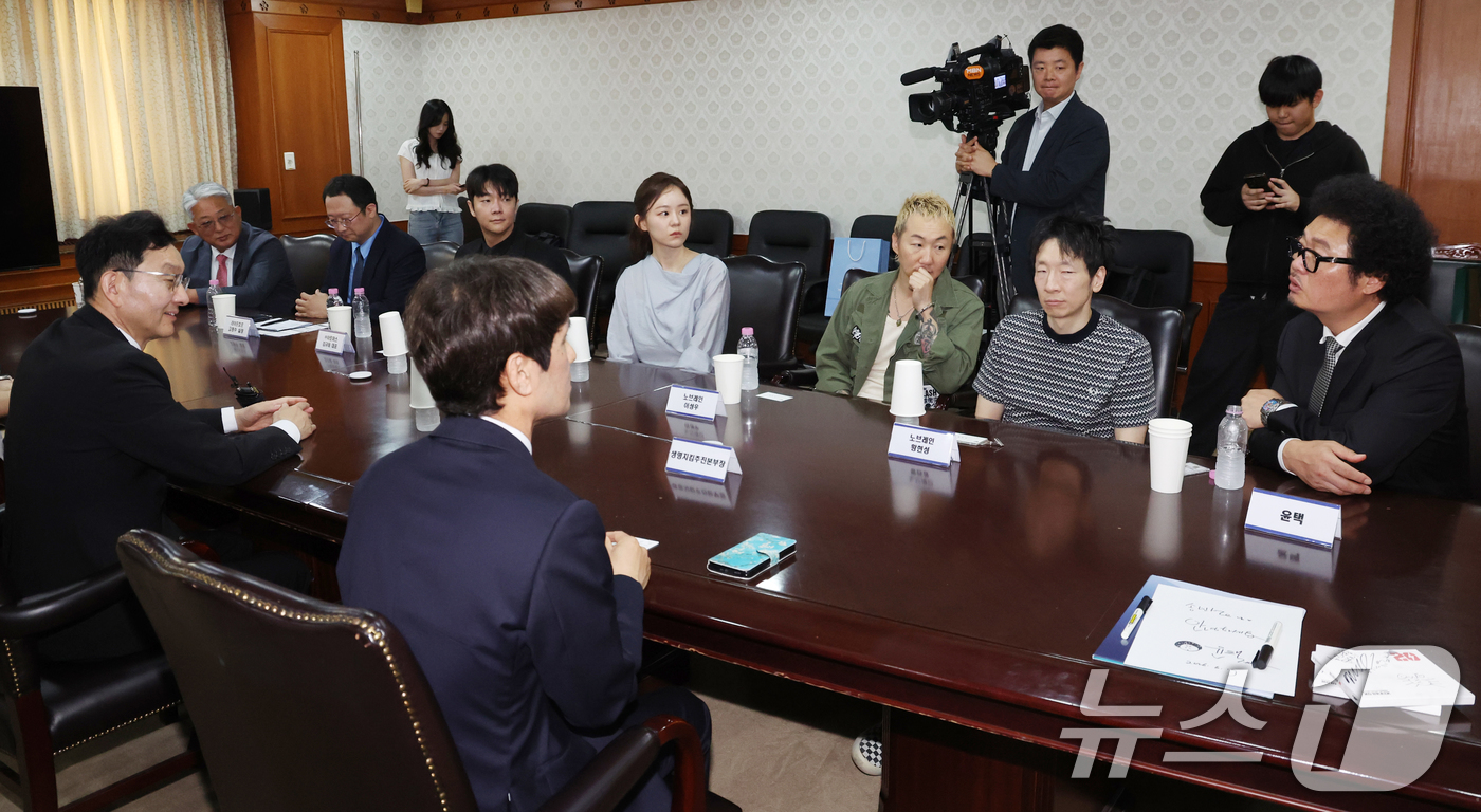 (서울=뉴스1) 김명섭 기자 = 개근맨 윤택이 19일 오전 서울 종로구 세종대로 정부서울청사에서 열린 생명대사·천명수호처 위촉장 수여식에서 열린 윤창렬 국무조정실장과 간담회에서 발 …