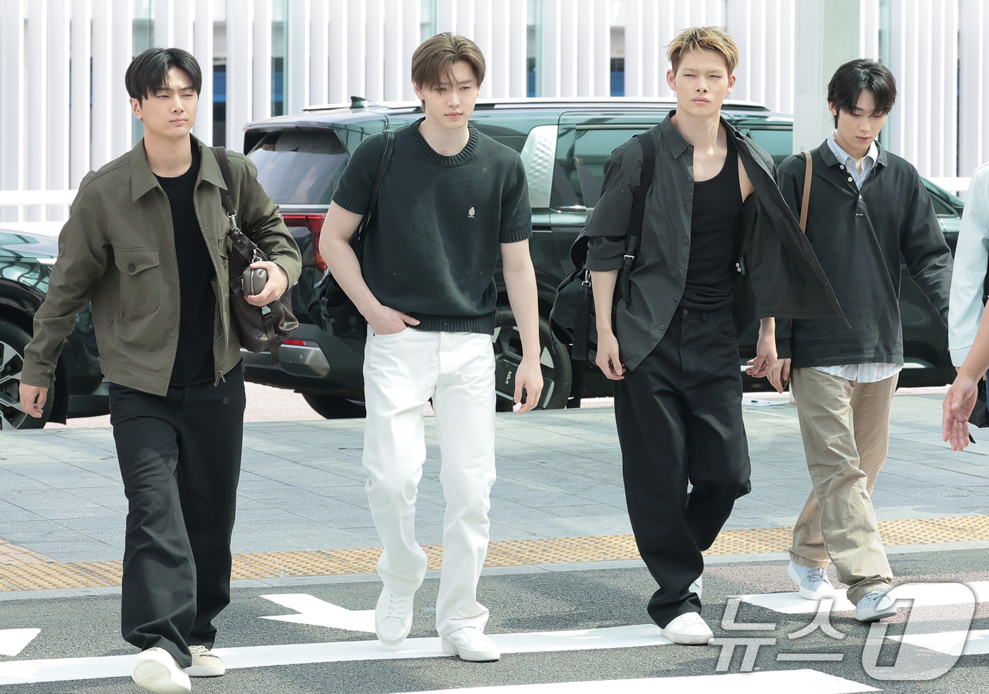 (인천공항=뉴스1) 권현진 기자 = 그룹 엔하이픈 제이(왼쪽부터)와 성훈, 니키, 선우가 19일 오전 해외 일정 참석을 위해 인천국제공항을 통해 이탈리아 밀라노로 출국하고 있다. …