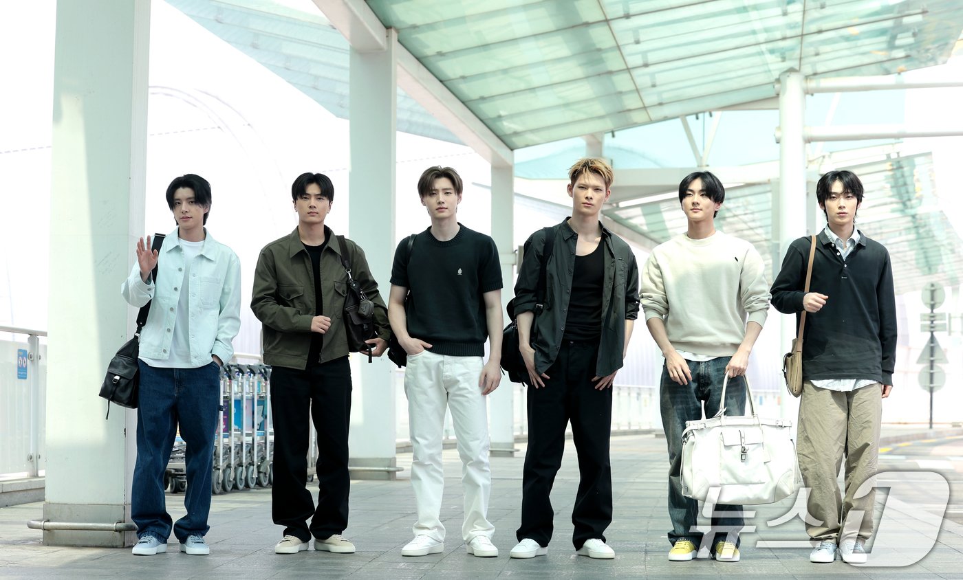 (인천공항=뉴스1) 권현진 기자 = 그룹 엔하이픈 제이크(왼쪽부터)와 제이, 성훈, 니키, 정원, 선우가 19일 오전 해외 일정 참석을 위해 인천국제공항을 통해 이탈리아 밀라노로 …