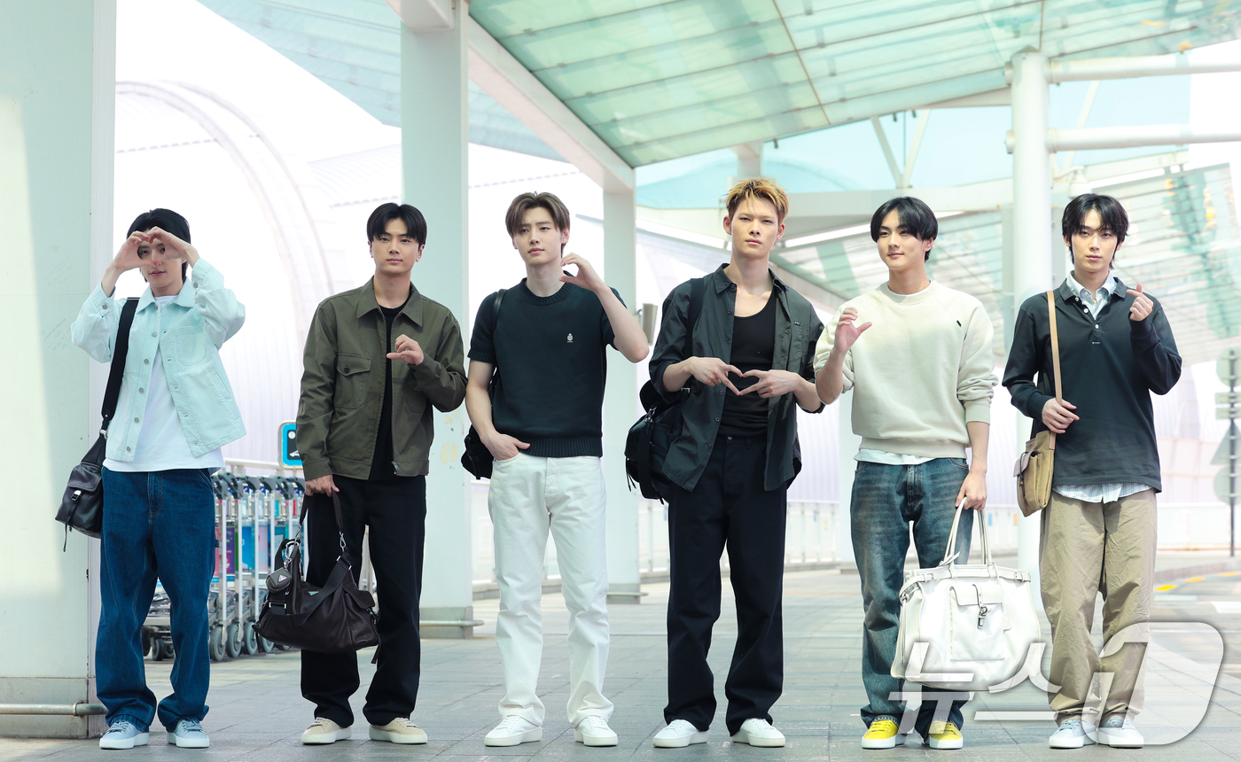 (인천공항=뉴스1) 권현진 기자 = 그룹 엔하이픈 제이(왼쪽부터)와 성훈, 니키, 선우가 19일 오전 해외 일정 참석을 위해 인천국제공항을 통해 이탈리아 밀라노로 출국하고 있다. …