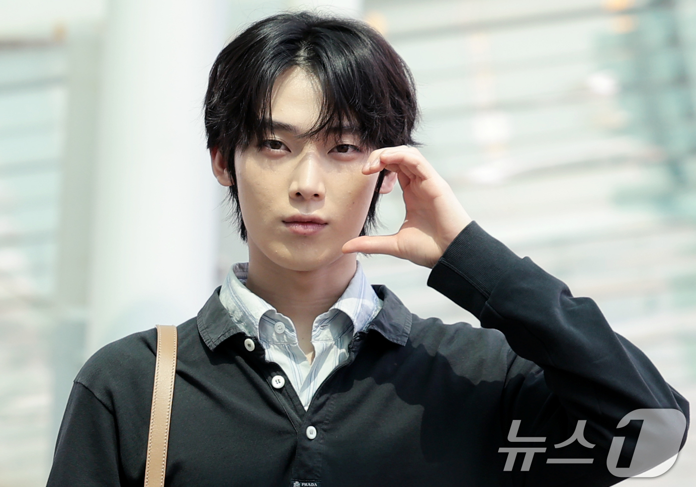 (인천공항=뉴스1) 권현진 기자 = 그룹 엔하이픈 선우가 19일 오전 해외 일정 참석을 위해 인천국제공항을 통해 이탈리아 밀라노로 출국하기 전 인사를 하고 있다. 2026.6.19 …