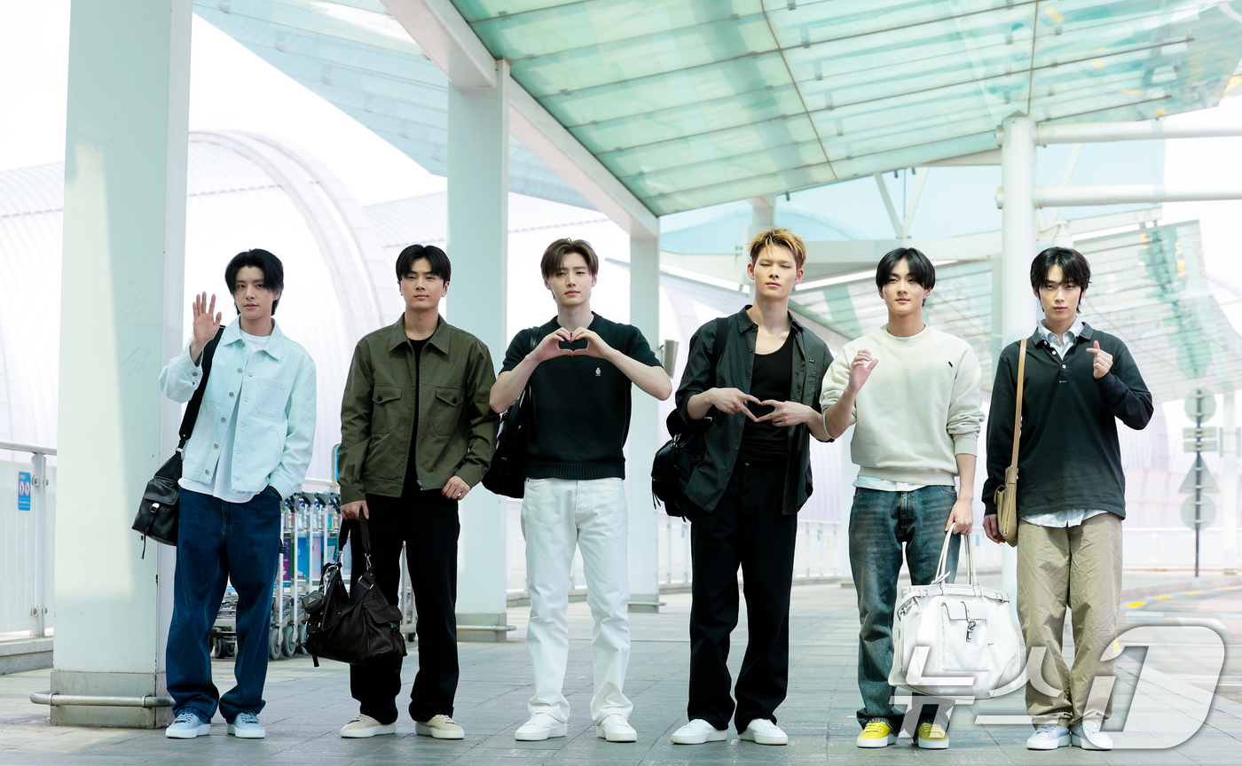 (인천공항=뉴스1) 권현진 기자 = 그룹 엔하이픈 제이(왼쪽부터)와 성훈, 니키, 선우가 19일 오전 해외 일정 참석을 위해 인천국제공항을 통해 이탈리아 밀라노로 출국하고 있다. …