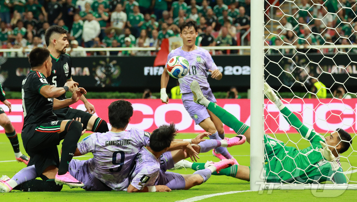(과달라하라(멕시코)=뉴스1) 임세영 기자 = 멕시코 축구국가대표팀 골키퍼 랑헬이 18일(현지시간) 멕시코 과달라하라 스타디움에서 열린 2026 북중미 월드컵 A조 조별리그 2차전 …