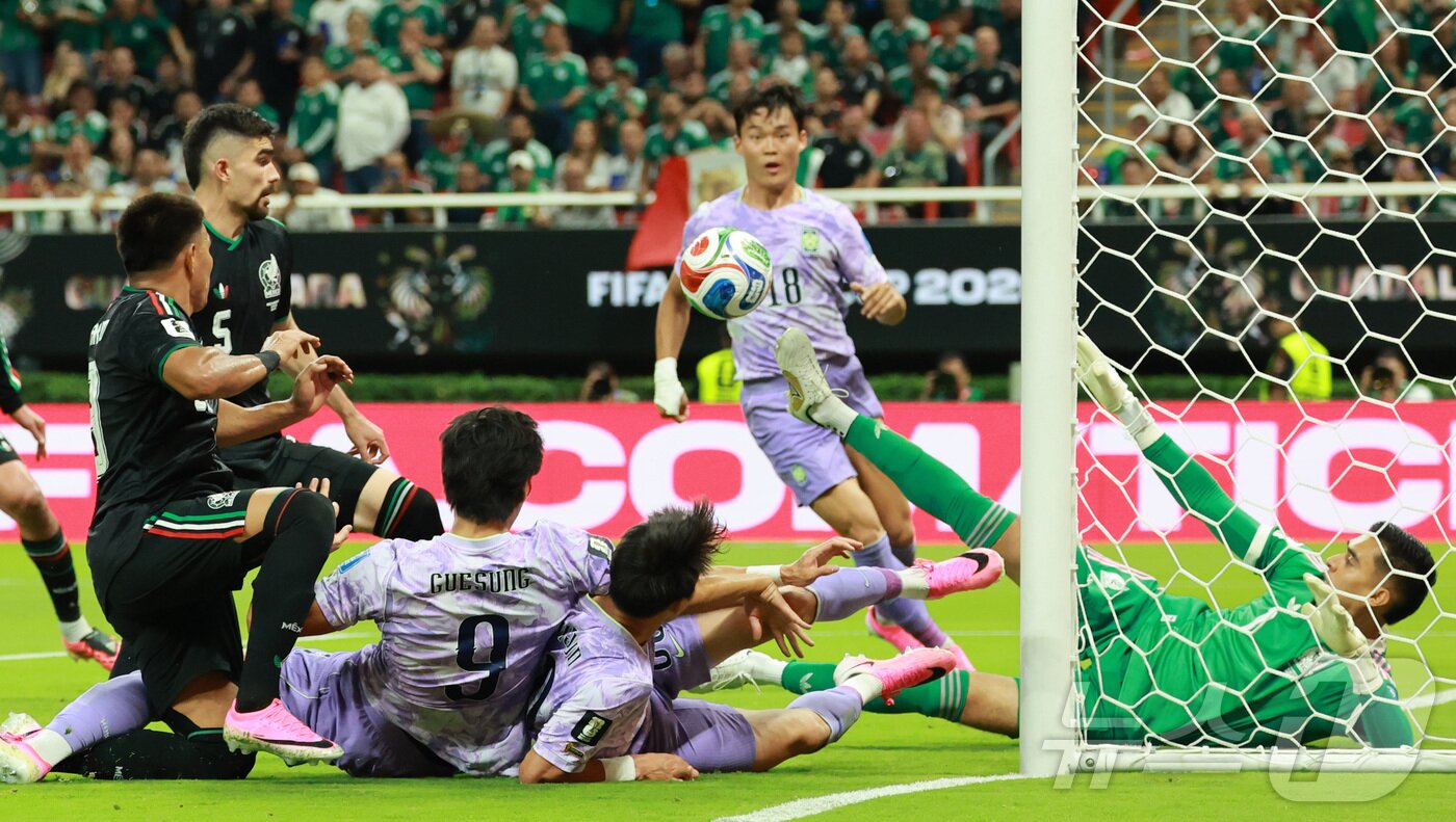 본문 이미지 - 멕시코 축구국가대표팀 골키퍼 랑헬이 18일(현지시간) 멕시코 과달라하라 스타디움에서 열린 2026 북중미 월드컵 A조 조별리그 2차전 대한민국과 멕시코의 경기에서 조규성의 슛을 막아내고 있다. 2026.6.19 ⓒ 뉴스1 임세영 기자