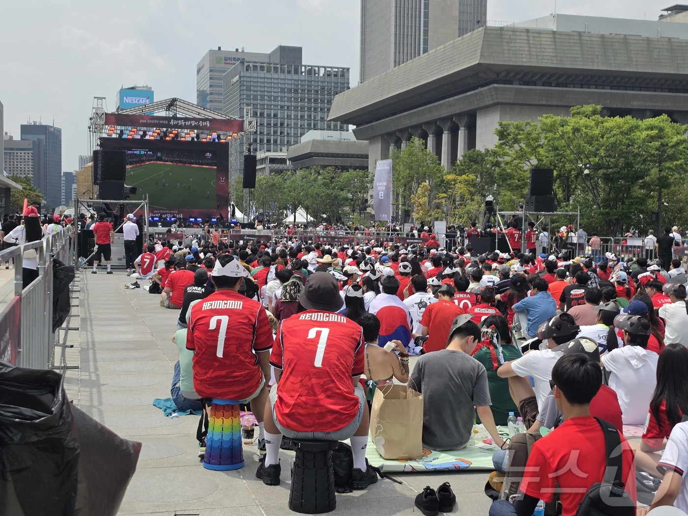 (서울=뉴스1) 황덕현 기후환경전문기자 = 축구국가대표팀 공식 서포터즈 붉은악마를 비롯한 시민들이 19일 오전 서울 종로구 광화문광장에서 2026 북중미월드컵 A조 조별리그 2차전 …