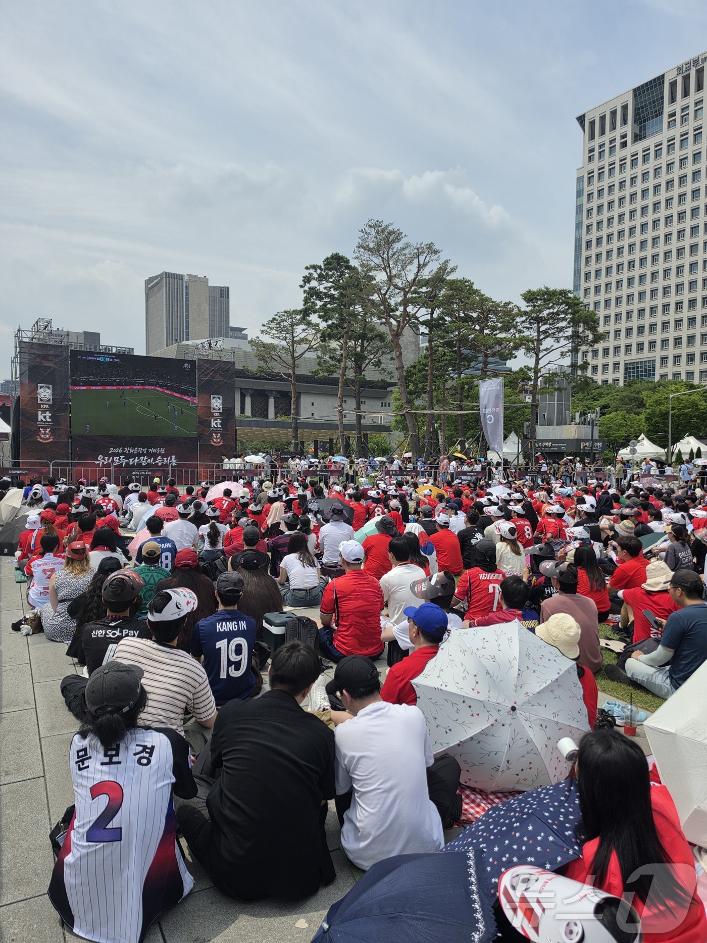 (서울=뉴스1) 황덕현 기후환경전문기자 = 축구국가대표팀 공식 서포터즈 붉은악마를 비롯한 시민들이 19일 오전 서울 종로구 광화문광장에서 2026 북중미월드컵 A조 조별리그 2차전 …
