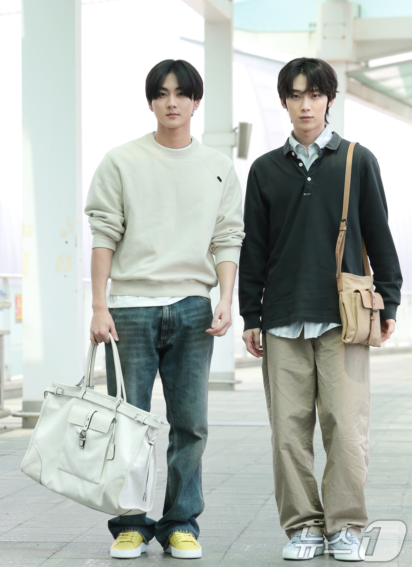 (인천공항=뉴스1) 권현진 기자 = 그룹 엔하이픈 정원과 선우(오른쪽)가 19일 오전 해외 일정 참석을 위해 인천국제공항을 통해 이탈리아 밀라노로 출국하고 있다. 2026.6.19 …