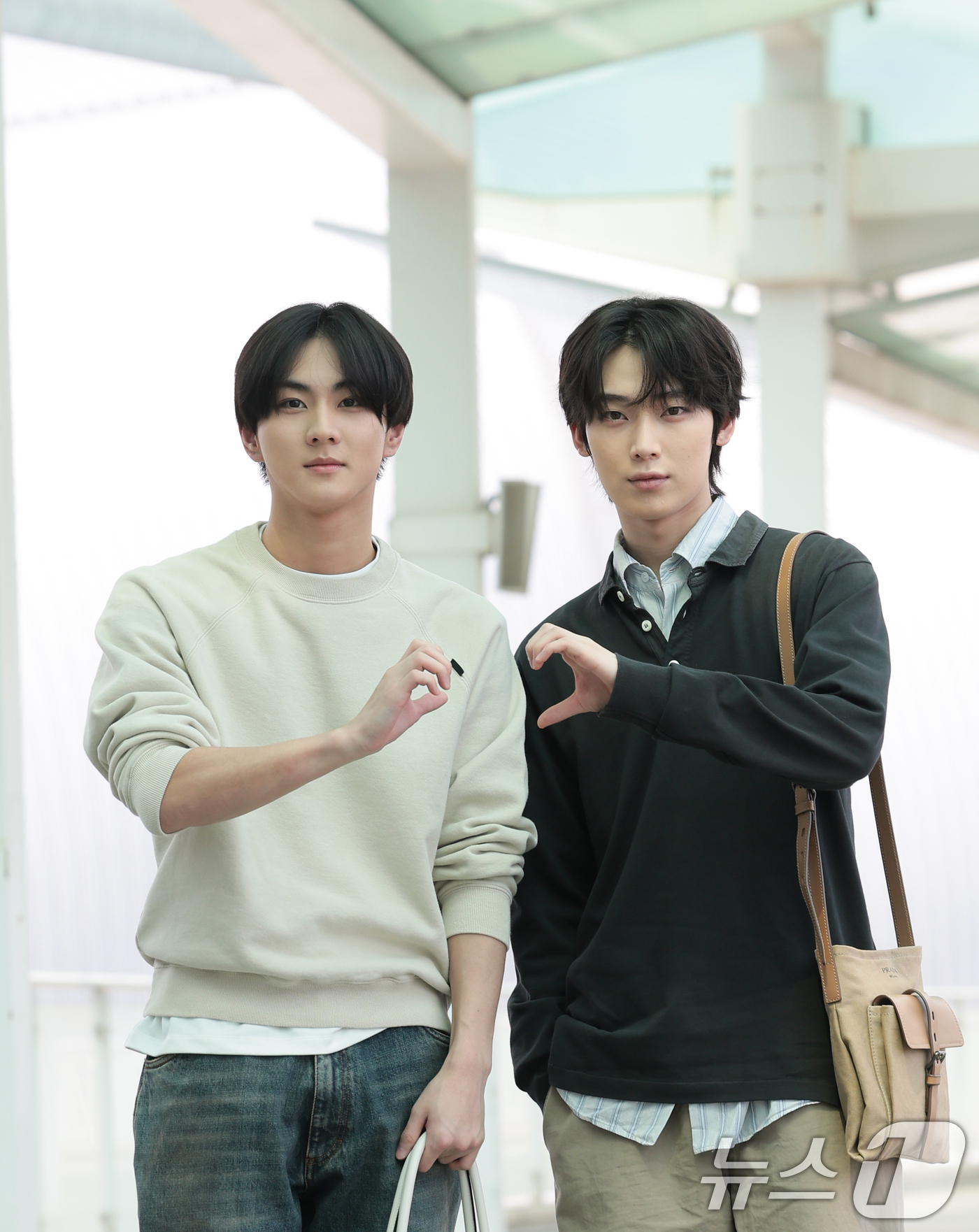 (인천공항=뉴스1) 권현진 기자 = 그룹 엔하이픈 정원과 선우(오른쪽)가 19일 오전 해외 일정 참석을 위해 인천국제공항을 통해 이탈리아 밀라노로 출국하기 전 인사를 하고 있다. …