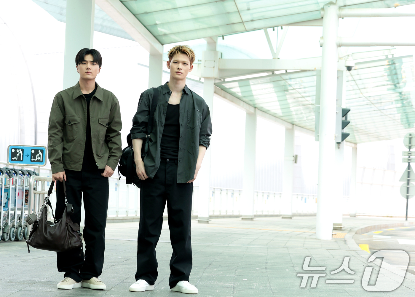 (인천공항=뉴스1) 권현진 기자 = 그룹 엔하이픈 제이와 니키(오른쪽)가 19일 오전 해외 일정 참석을 위해 인천국제공항을 통해 이탈리아 밀라노로 출국하기 전 인사를 하고 있다. …