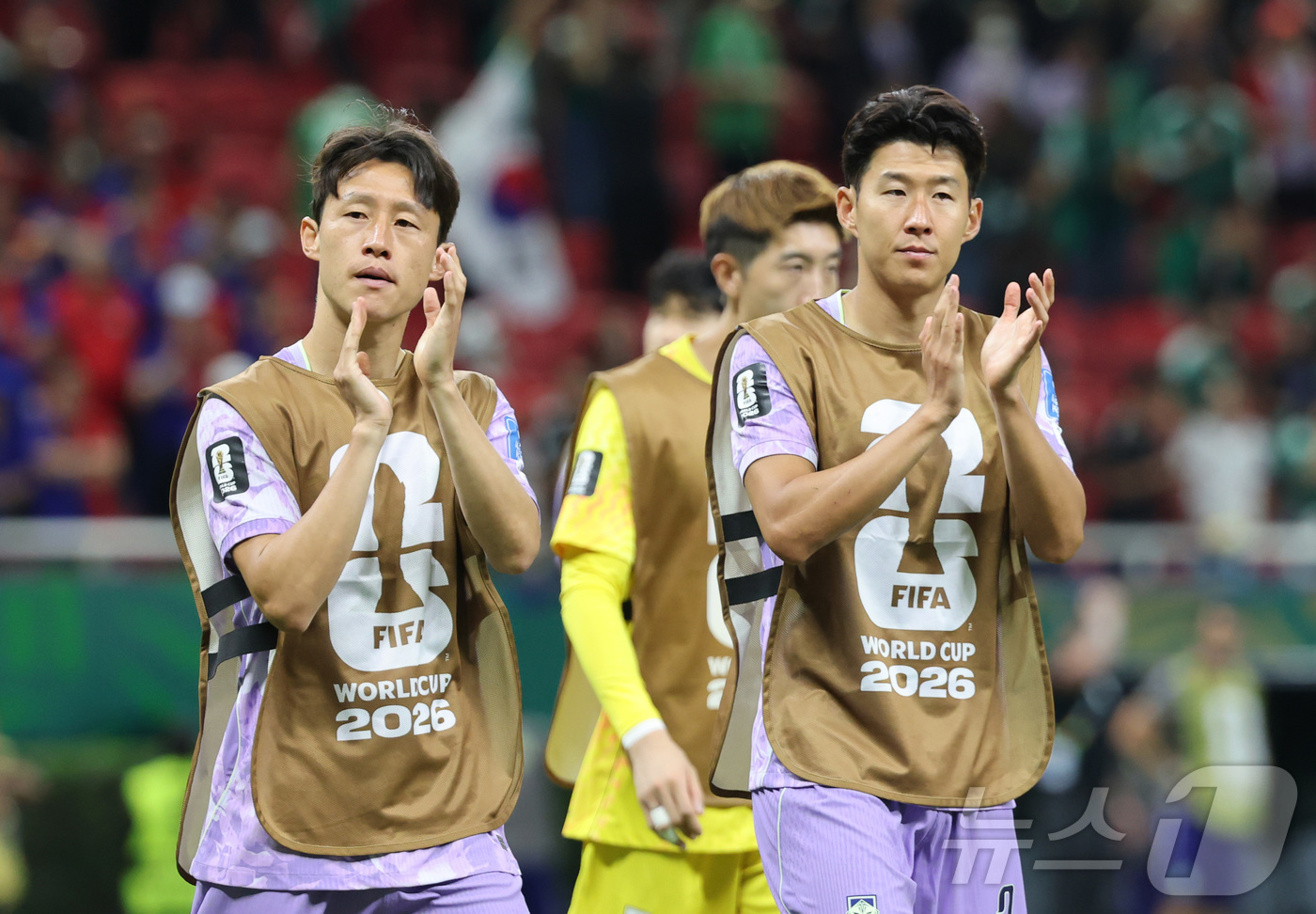 (과달라하라(멕시코)=뉴스1) 박지혜 기자 = 대한민국 축구국가대표팀 이재성(왼쪽)과 손흥민이 18일(현지시간) 멕시코 과달라하라 스타디움에서 열린 2026 북중미 월드컵 A조 조 …
