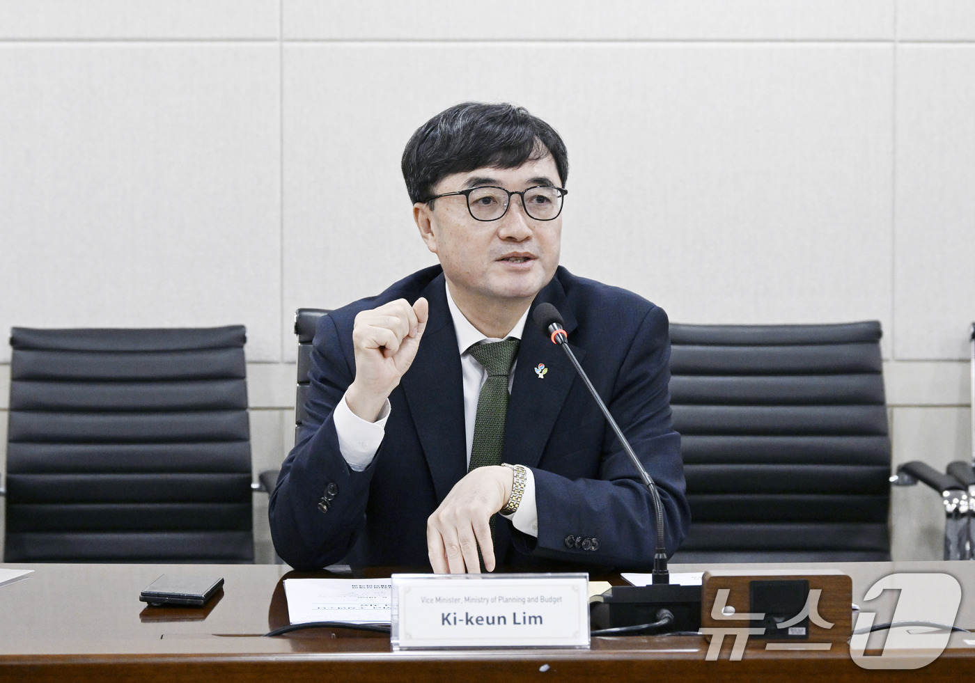 (서울=뉴스1) = 임기근 기획예산처 차관이 19일 오전 서울 중구 한국재정정보원에서 스리랑카 고위급 연수단과 면담을 하고 있다. (기획예산처 제공. 재판매 및 DB금지) 2026 …