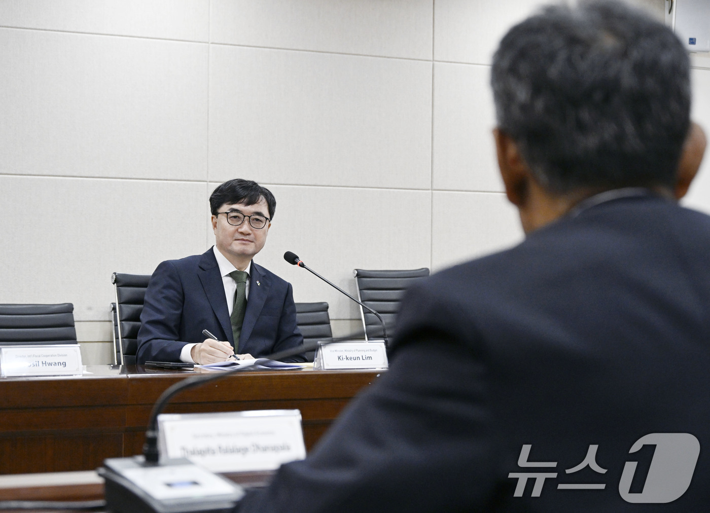(서울=뉴스1) = 임기근 기획예산처 차관이 19일 오전 서울 중구 한국재정정보원에서 스리랑카 고위급 연수단과 면담을 하고 있다. (기획예산처 제공. 재판매 및 DB금지) 2026 …