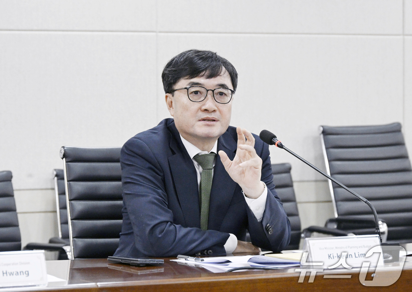 (서울=뉴스1) = 임기근 기획예산처 차관이 19일 오전 서울 중구 한국재정정보원에서 스리랑카 고위급 연수단과 면담을 하고 있다. (기획예산처 제공. 재판매 및 DB금지) 2026 …