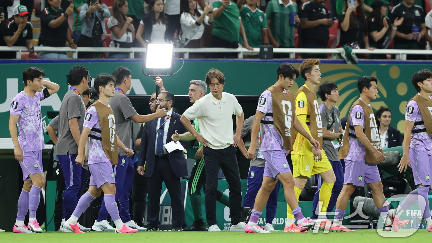 본문 이미지 - 대한민국 축구국가대표팀 홍명보 감독과 선수들이 18일(현지시간) 멕시코 과달라하라 스타디움에서 열린 2026 북중미 월드컵 A조 조별리그 2차전 대한민국과 멕시코의 경기가 0-1로 끝나자 아쉬워하고 있다. 2026.6.19 ⓒ 뉴스1 박지혜 기자