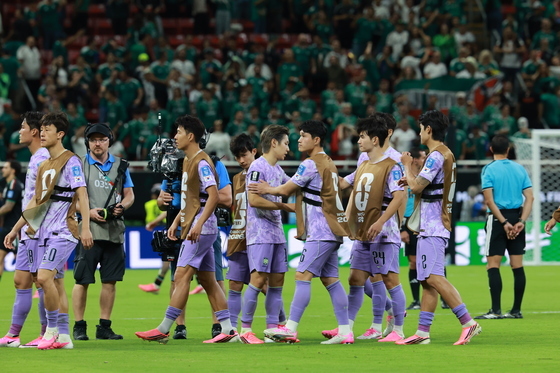 서로 격려하는 축구대표팀