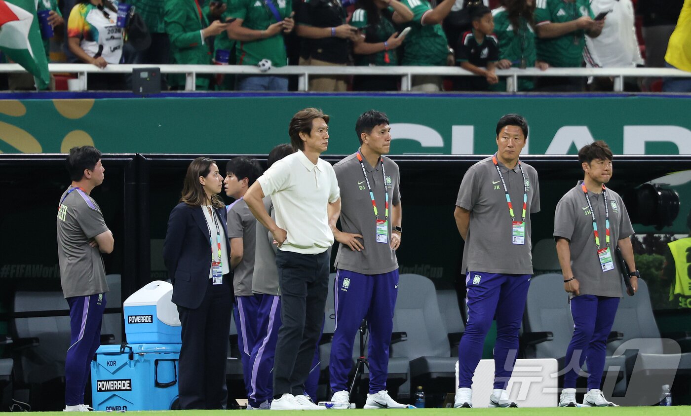 본문 이미지 - 대한민국 축구국가대표팀 홍명보 감독(왼쪽부터), 김동진 코치, 김진규 코치가 18일(현지시간) 멕시코 과달라하라 스타디움에서 열린 2026 북중미 월드컵 A조 조별리그 2차전 대한민국과 멕시코의 경기에서 0-1로 패배한 후 아쉬워하고 있다. 2026.6.19 ⓒ 뉴스1 박지혜 기자