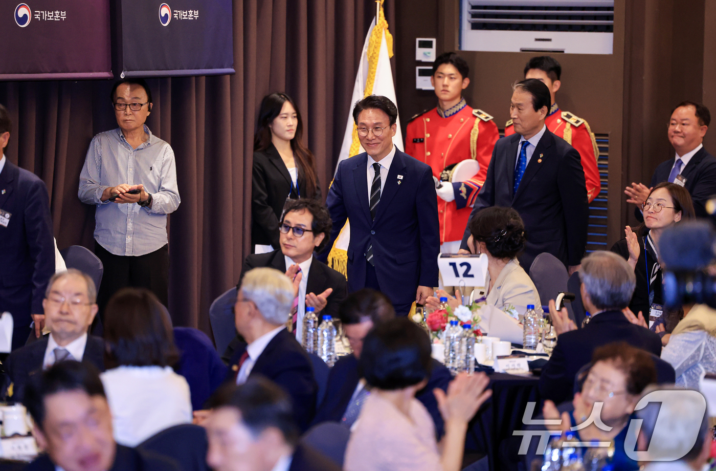 (서울=뉴스1) 이호윤 기자 = 김민석 국무총리가 19일 서울 용산구 전쟁기념관 피스앤파크 컨벤션에서 열린 2026년 호국보훈의 달 정부포상식에 참석하고 있다. 2026.6.19/ …