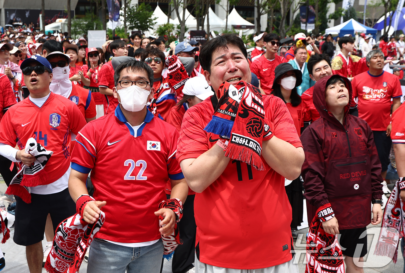 (서울=뉴스1) 김민지 기자 = 축구국가대표팀 공식 서포터즈 붉은악마를 비롯한 시민들이 19일 오전 서울 종로구 광화문광장에서 2026 북중미월드컵 A조 조별리그 2차전 대한민국과 …