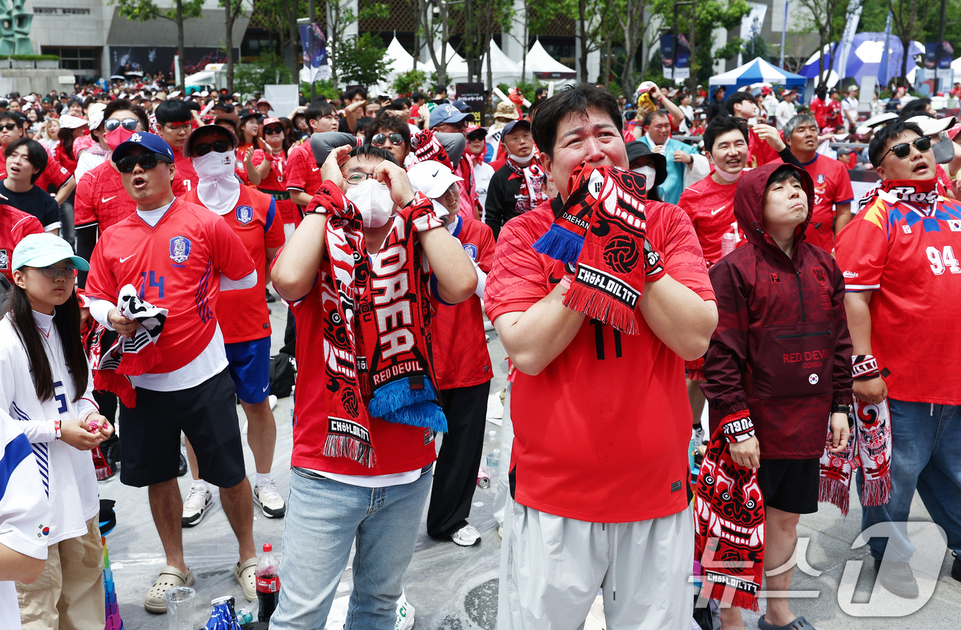 (서울=뉴스1) 김민지 기자 = 축구국가대표팀 공식 서포터즈 붉은악마를 비롯한 시민들이 19일 오전 서울 종로구 광화문광장에서 2026 북중미월드컵 A조 조별리그 2차전 대한민국과 …